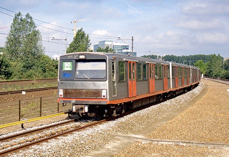 File:Zilvermeeuw metrotrain.jpg