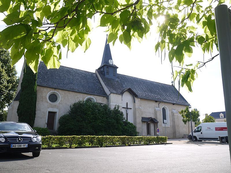 File:49 Beaucouzé église.jpg