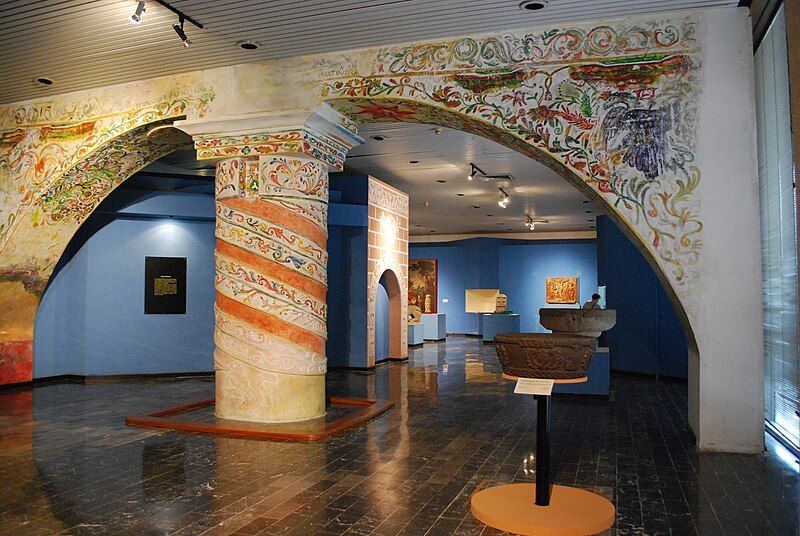 File:HallPaintedMuseoRegTuxtla.jpg