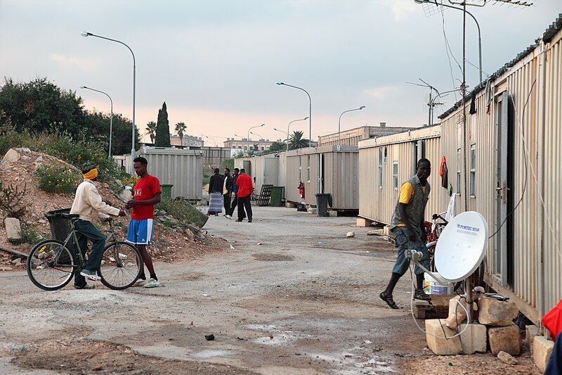 File:Malta-halfar-containers-nov2009.jpg