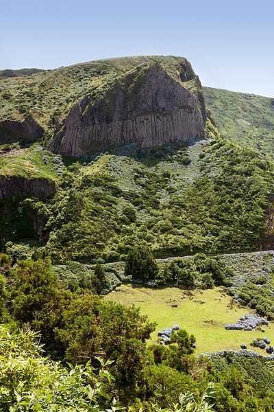 File:Rocha dos Bardoes.jpg