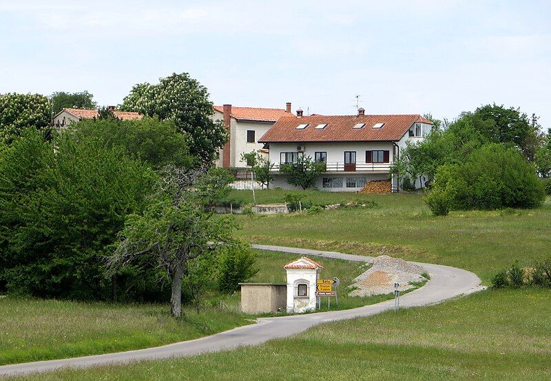 File:Selo Sezana Slovenia.jpg