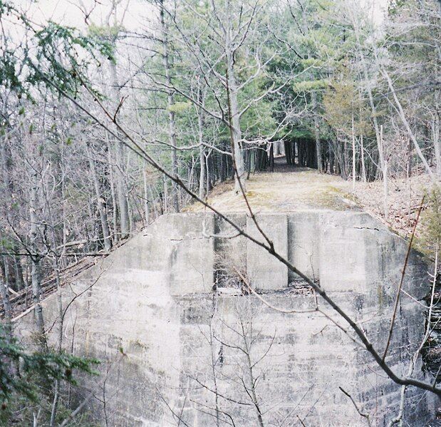 File:Twin Glens abutment.jpg