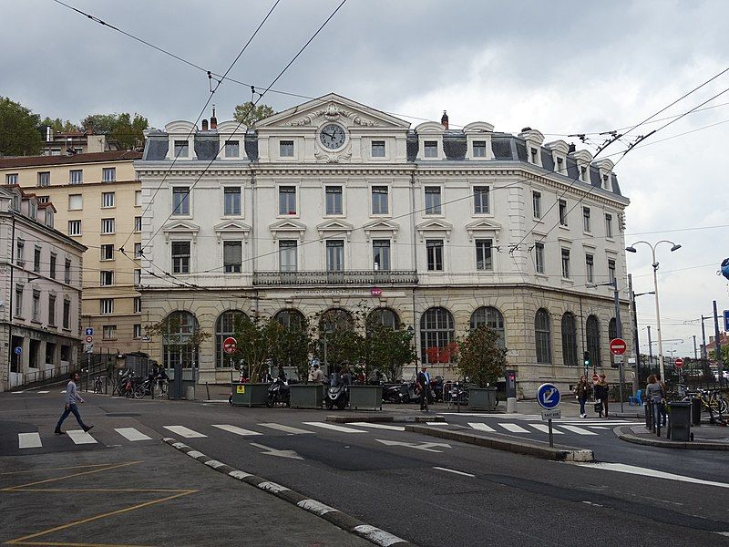 File:Batiment-voyageurs-gare-lyon-saint-paul.jpg