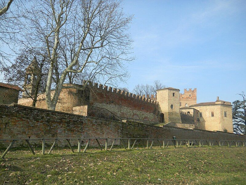 File:Castello di Montemagno.JPG