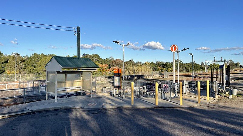 File:Dungog Station Entrance.jpg