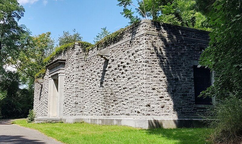 File:LakeViewCemeteryMausoleum.jpg