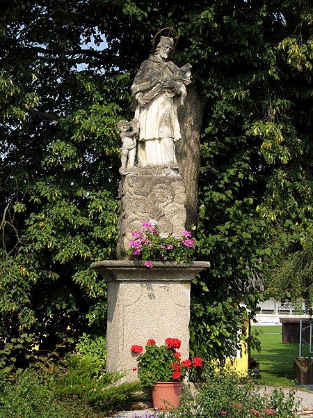 File:Nepomuk-Statue Pfaffenschlag.jpg