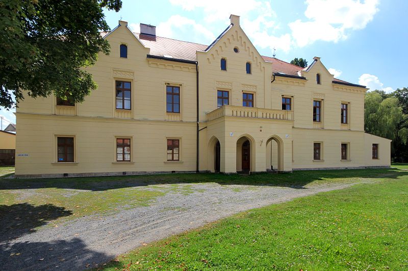 File:Osvračín, castle.jpg