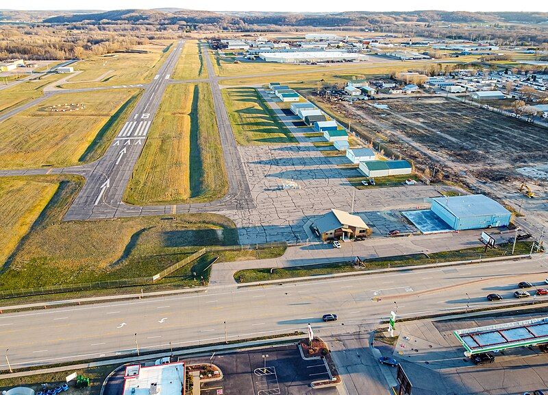 File:Reedsburg airport.jpg