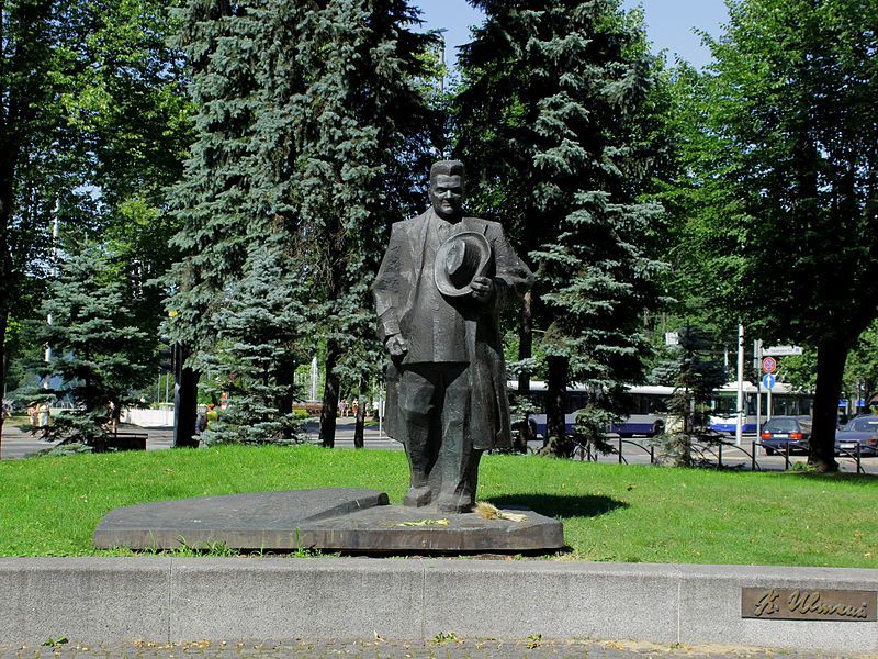 File:Statue-Kārlis Ulmanis 01.JPG