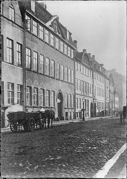 File:Strandgade 26 (1870s).jpg