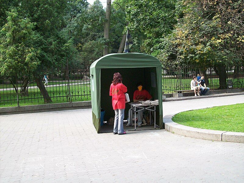 File:Yatsenyuk tent 2009.jpg