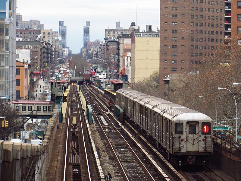 File:122ndStreetPortal1train.jpg