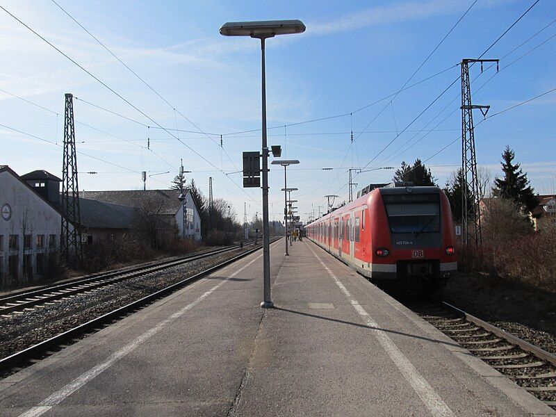 File:Bahnhof Daglfing.JPG