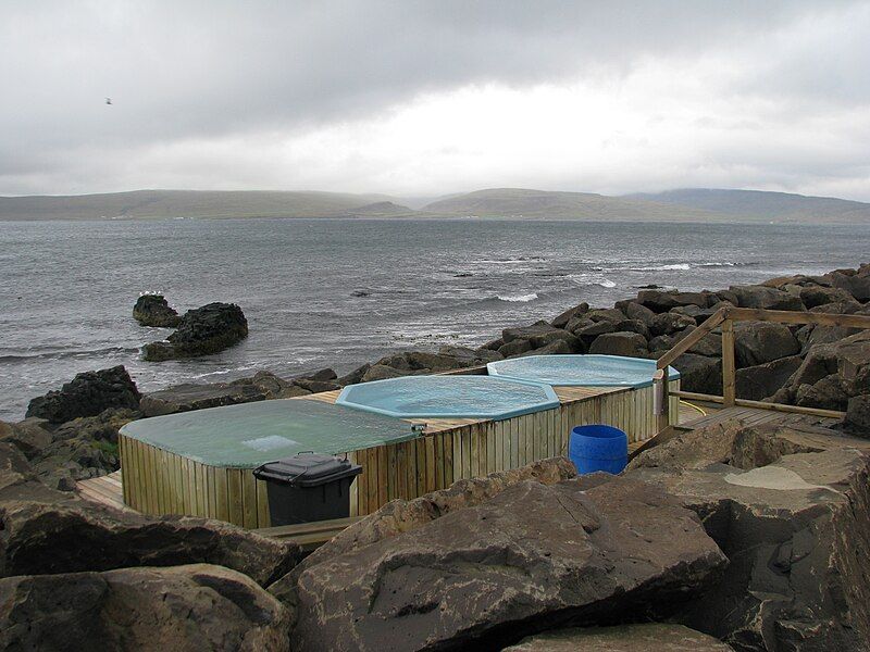 File:Hottubs-Drangsnes.JPG