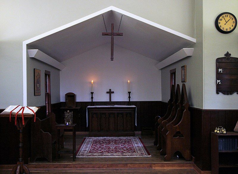 File:InsideRedChapel.jpg