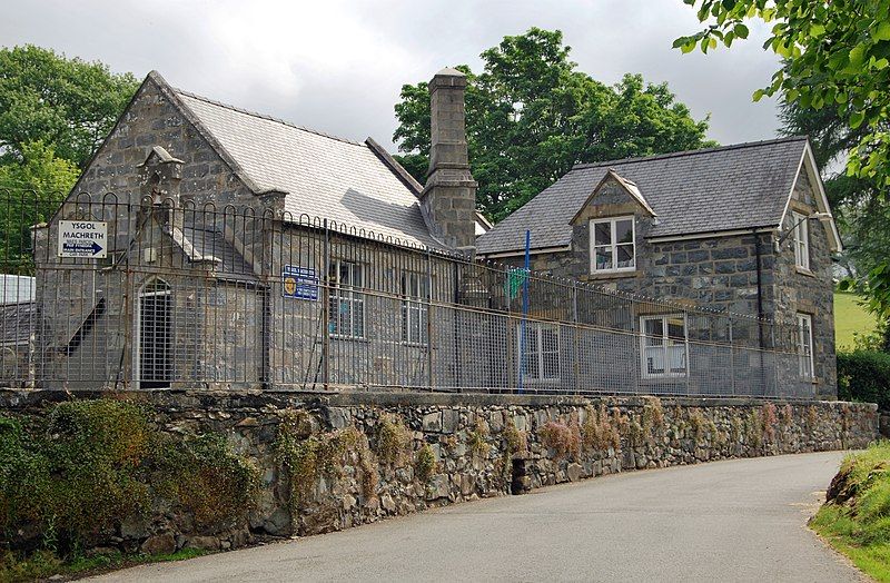 File:Llanfachreth School.JPG