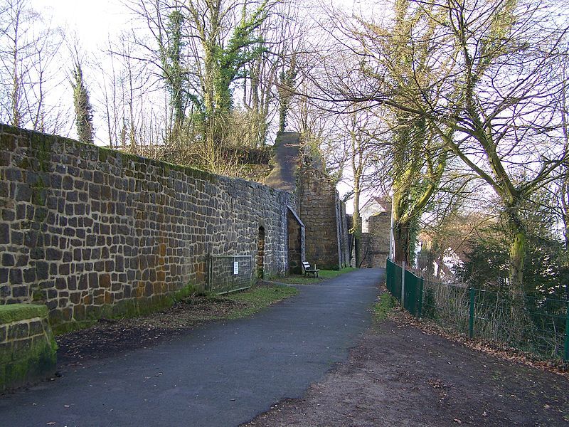 File:Mauerreste Burg Tecklenburg.JPG