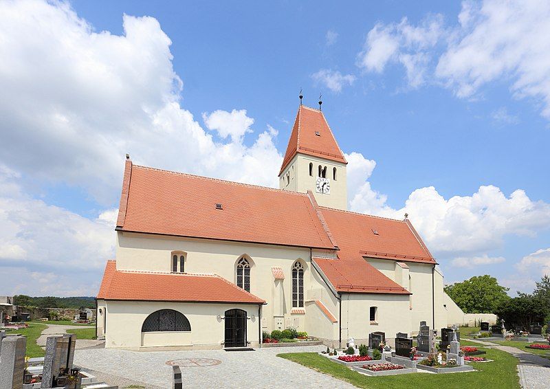 File:Neukirchen - Kirche.JPG