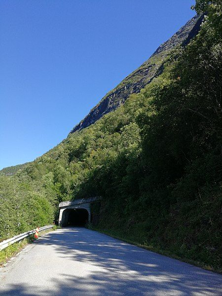 File:Skafonna tunnel.jpg