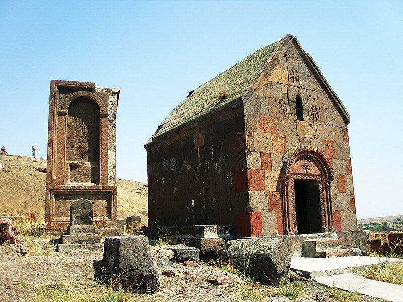 File:Tukh Manuk Shrine.JPG