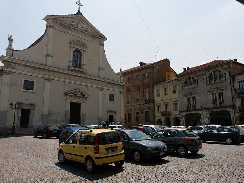 File:Valenza-piazza del duomo.jpg