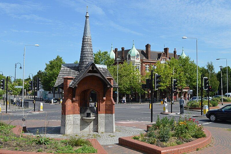 File:Wanstead fountain (18384688258).jpg