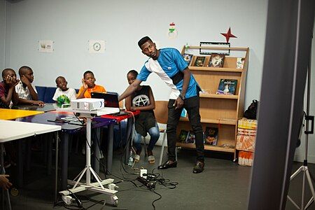 Atelier sur Vikidia avec les jeunes de l'Espace Jeunesse de Institut Français du Cameroun à Douala