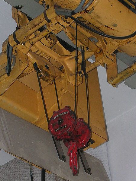 File:Crane pulley 4x.jpg