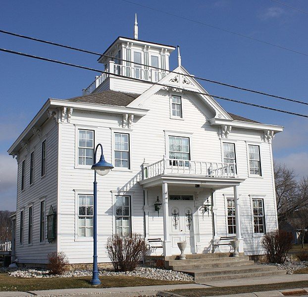 File:CupolaHouseEggHarborWisconsin2011.jpg