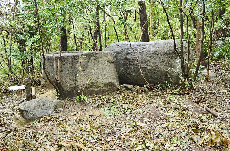 File:Ishi-no-Hoden Kofun, zenkei-2.jpg