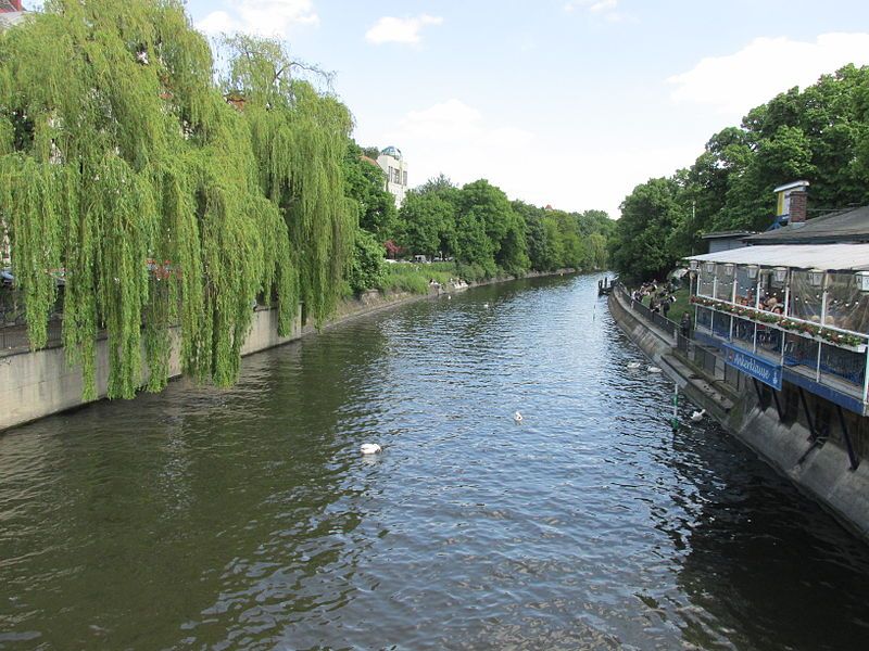 File:Kottbusserstr Landwehrkanal E.jpg