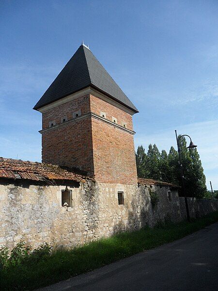 File:Pigeonnier les mathes.jpg