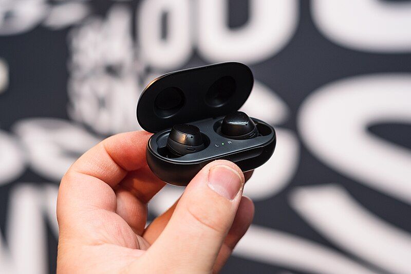 File:Samsung Galaxy buds.jpg