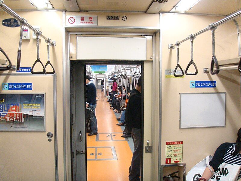 File:SeoulMetro-C3000-UnrefubGangway.JPG