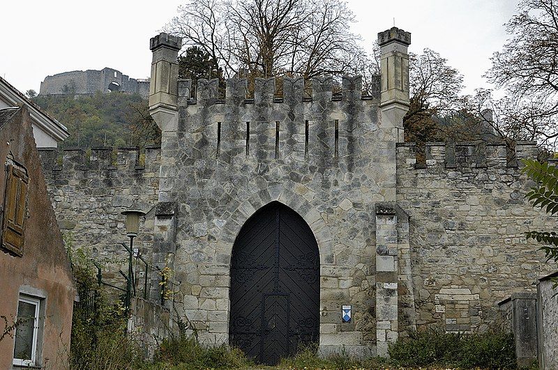 File:Stadtbefestigung Hainburg.jpg