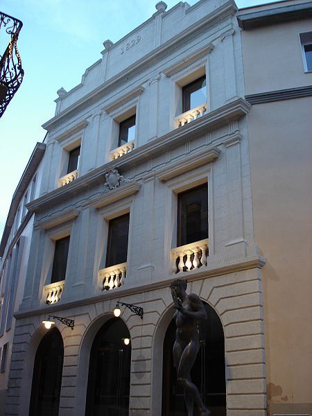 File:Teatreprincipaldemao.jpg