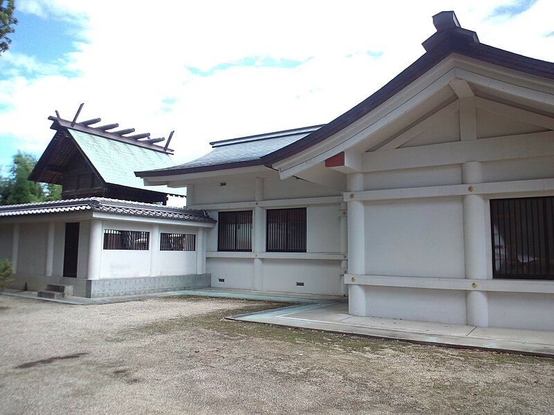 File:Tsubaki-jinja Shaden2.jpg