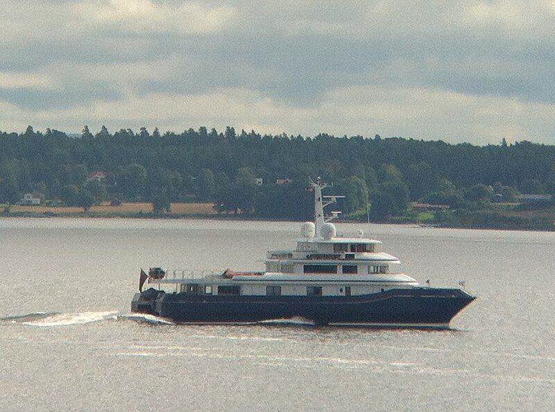 File:Yacht-silver-cloud passing Jeløya.jpg