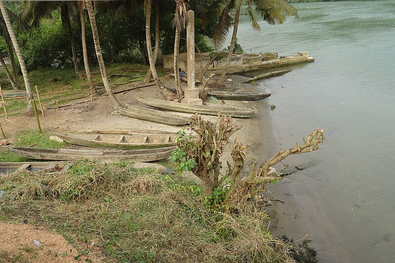 File:Fishing boats, Ghana.JPG