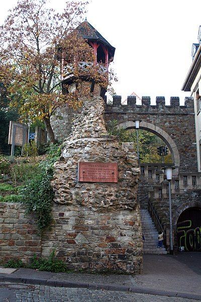 File:Heidenmauer in Wiesbaden.jpg