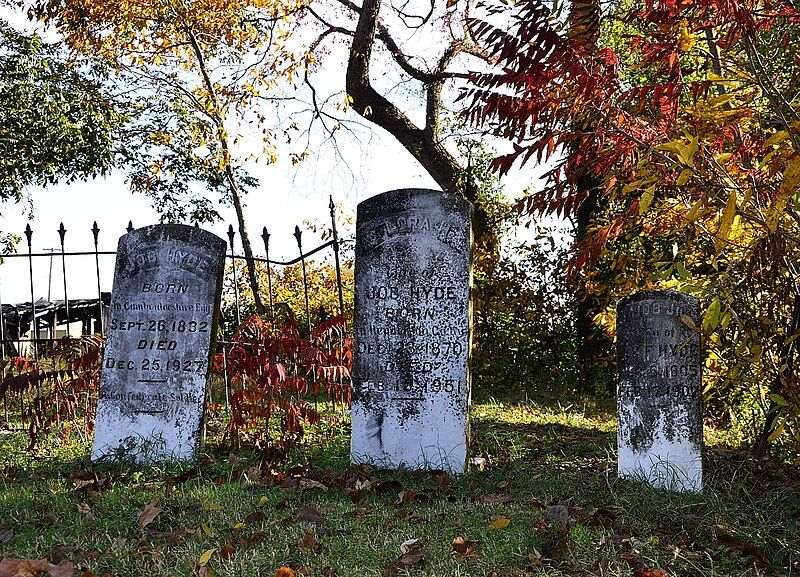 File:Holly Grove Cemetery.jpg