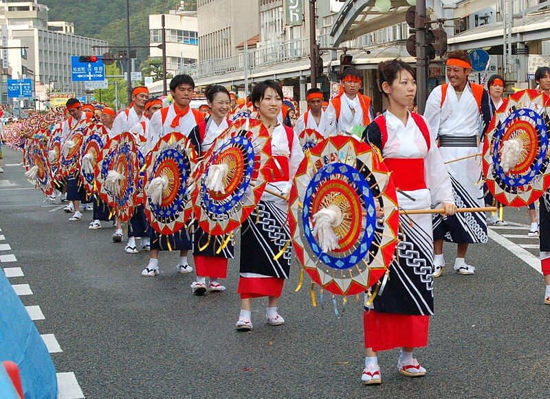 File:Kasa-odori Parade.jpg