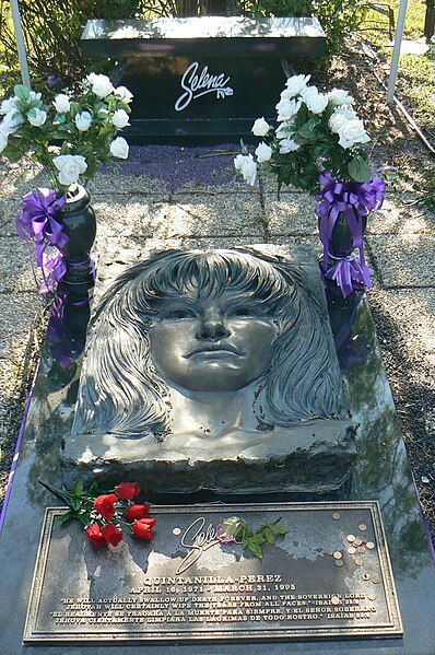 File:Selena Quintanilla-Perez's grave.jpg