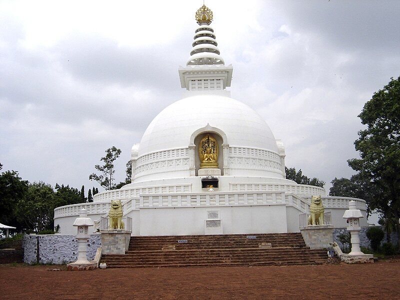 File:Shanti Stupa, Rajgir.jpg