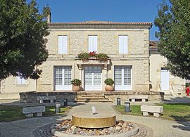 The town hall in Virazeil