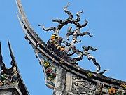 Roof decoration: carp and water (clay)