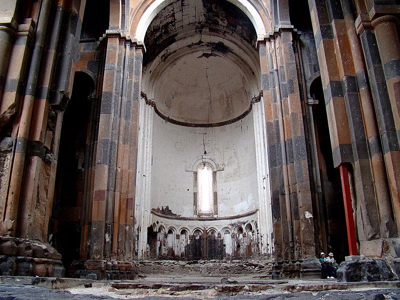 File:Ani Inside Cathedral.JPG