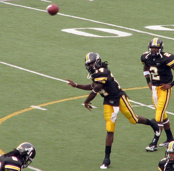 File:Armanti Edwards Throw.jpg